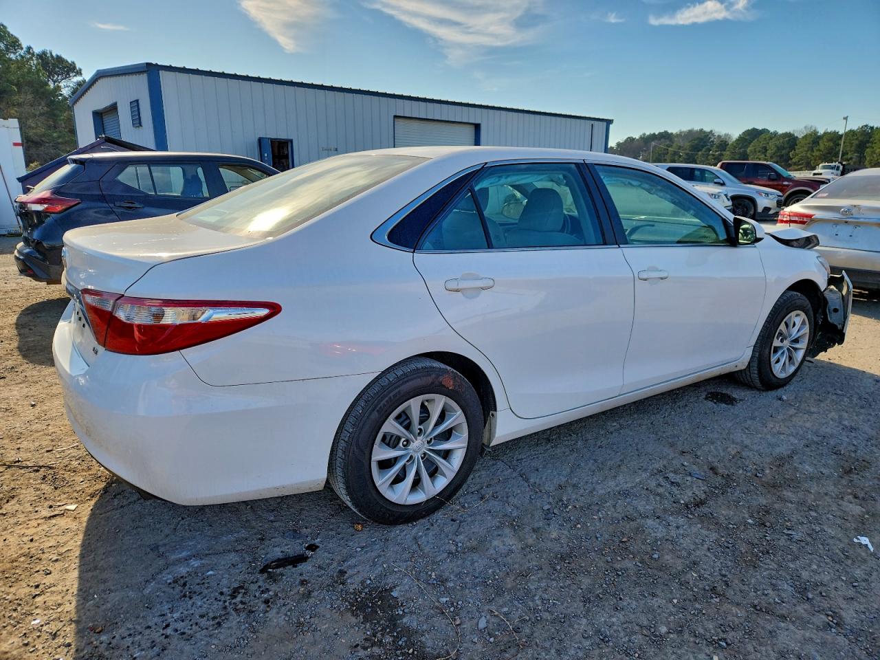 Toyota Camry Le Image 9