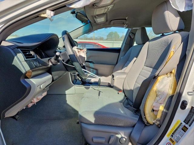 Toyota Camry Le Image 6