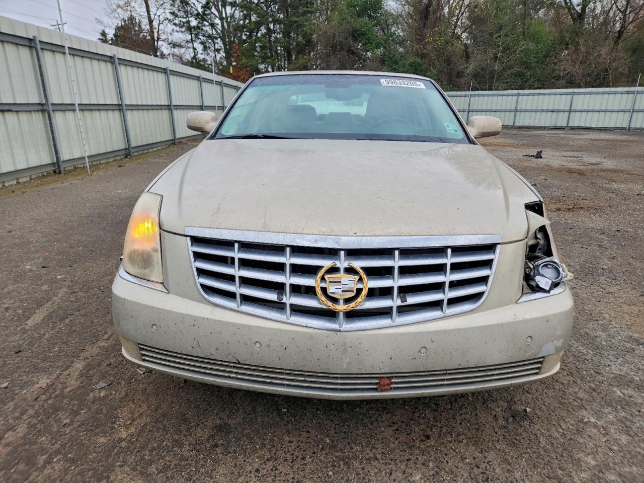 Cadillac DTS Image 3
