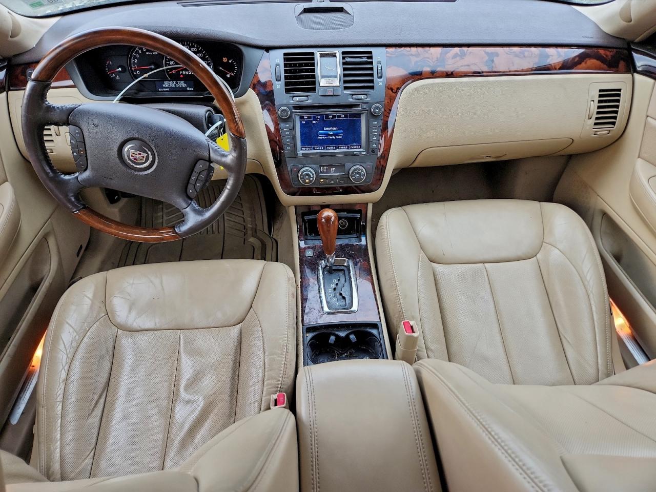 Cadillac DTS Image 7